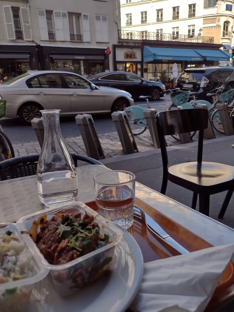 Son Dos Platos Uno de Arroz Y El Otro de Carne